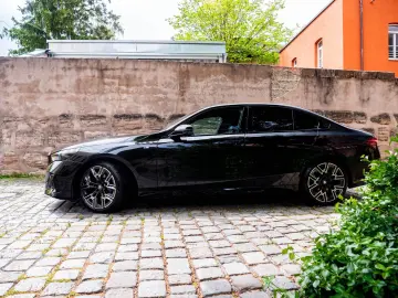 BMW 520d M-SPORTPRO PANO HEADUP KAMRA GLOW H&K