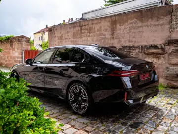BMW 520d M-SPORTPRO PANO HEADUP KAMRA GLOW H&K