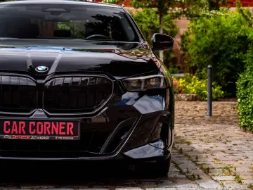 BMW 520d M-SPORTPRO PANO HEADUP KAMRA GLOW H&K