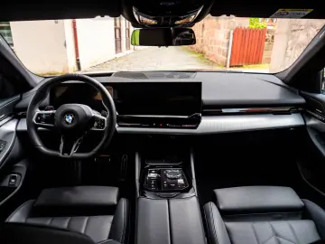 BMW 520d M-SPORTPRO PANO HEADUP KAMRA GLOW H&K