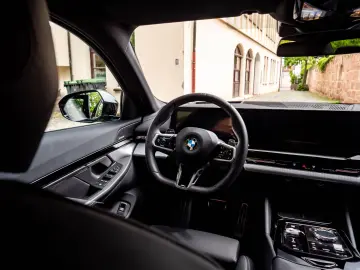 BMW 520d M-SPORTPRO PANO HEADUP KAMRA GLOW H&K
