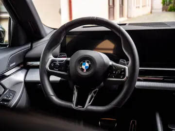 BMW 520d M-SPORTPRO PANO HEADUP KAMRA GLOW H&K