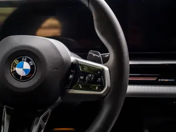 BMW 520d M-SPORTPRO PANO HEADUP KAMRA GLOW H&K