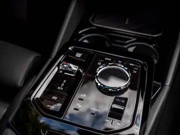 BMW 520d M-SPORTPRO PANO HEADUP KAMRA GLOW H&K