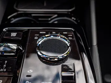 BMW 520d M-SPORTPRO PANO HEADUP KAMRA GLOW H&K