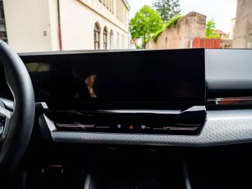 BMW 520d M-SPORTPRO PANO HEADUP KAMRA GLOW H&K