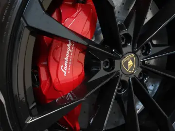 Lamborghini S   AKRAPOVIC   PANO   B & O   MASSAGE