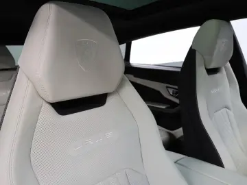 Lamborghini S   AKRAPOVIC   PANO   B & O   MASSAGE