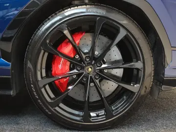 Lamborghini S   AKRAPOVIC   PANO   B & O   MASSAGE