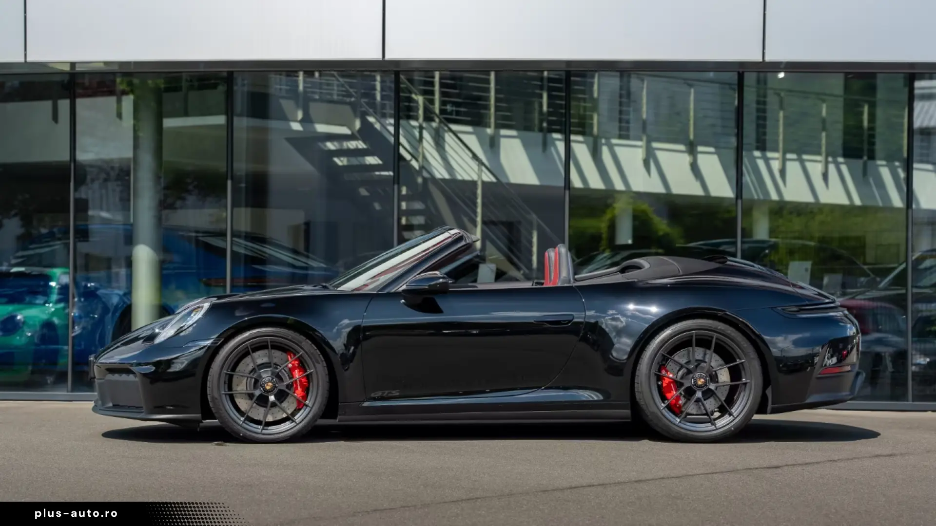 orsche 992 Carrera 4 GTS Cabriolet Chrono Sport