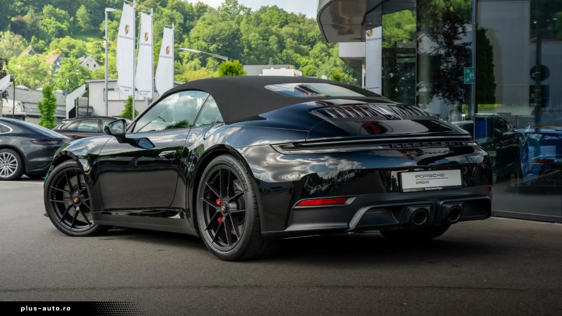 orsche 992 Carrera 4 GTS Cabriolet Chrono Sport