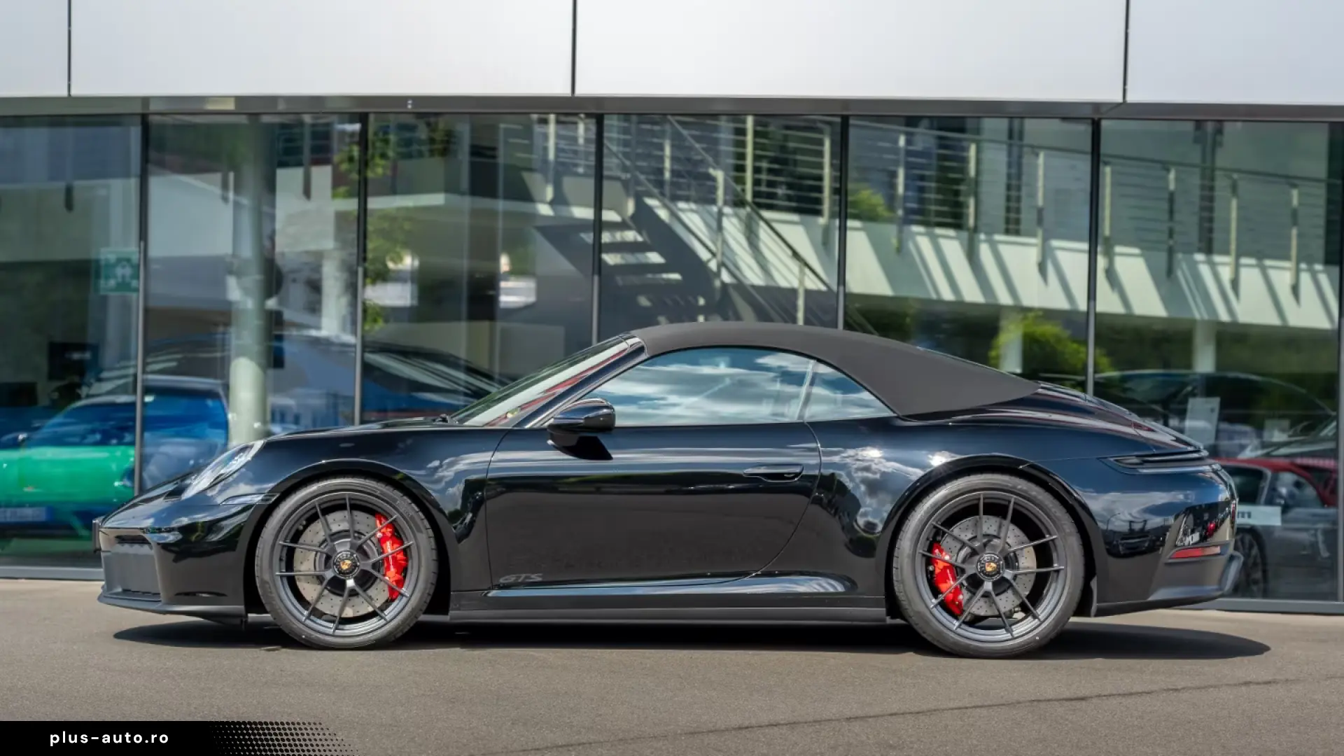 orsche 992 Carrera 4 GTS Cabriolet Chrono Sport