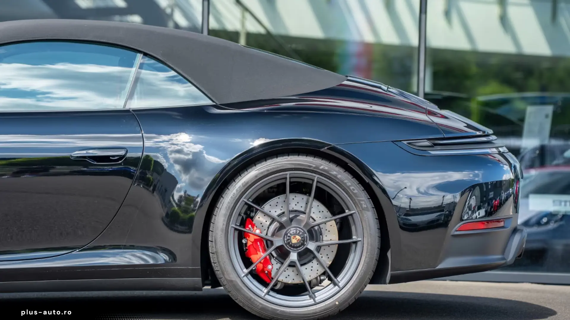 orsche 992 Carrera 4 GTS Cabriolet Chrono Sport
