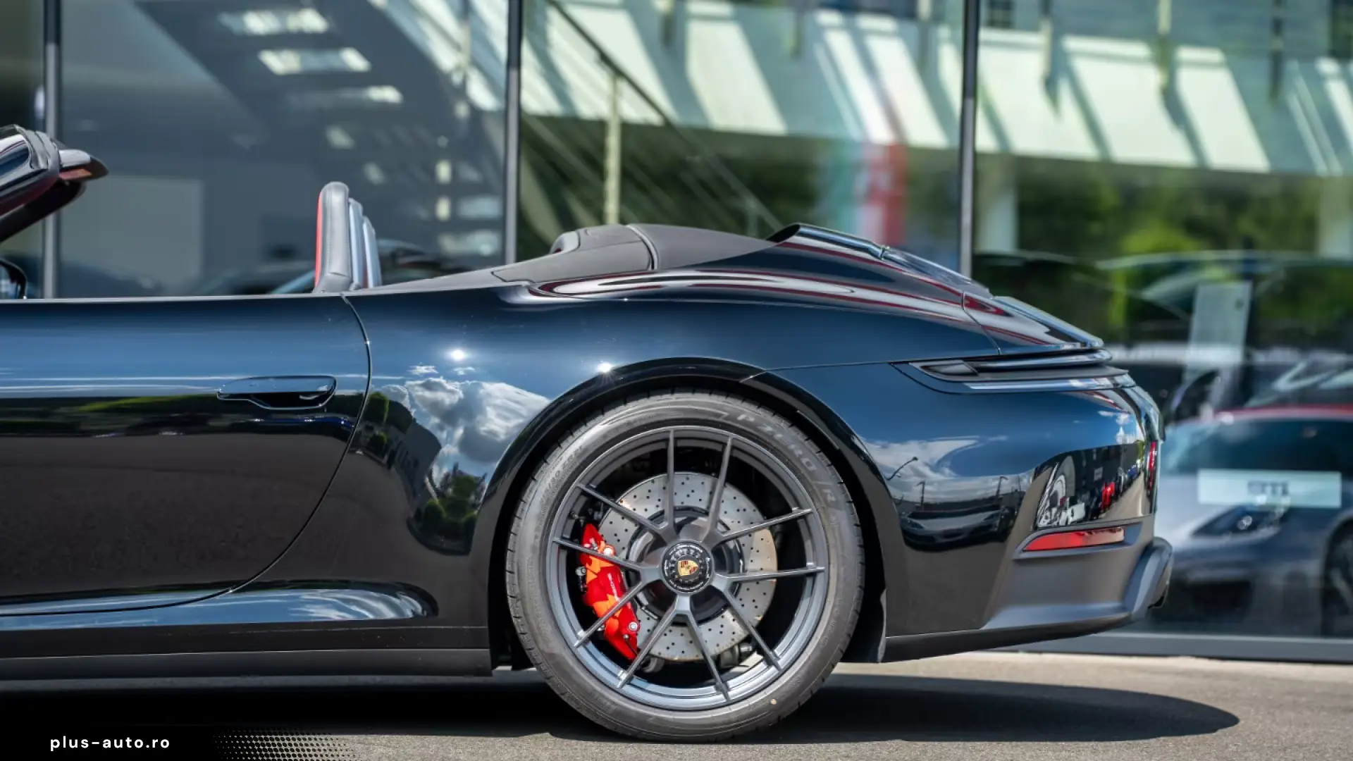 orsche 992 Carrera 4 GTS Cabriolet Chrono Sport