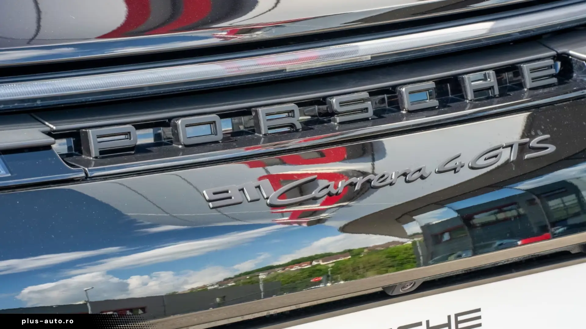 orsche 992 Carrera 4 GTS Cabriolet Chrono Sport
