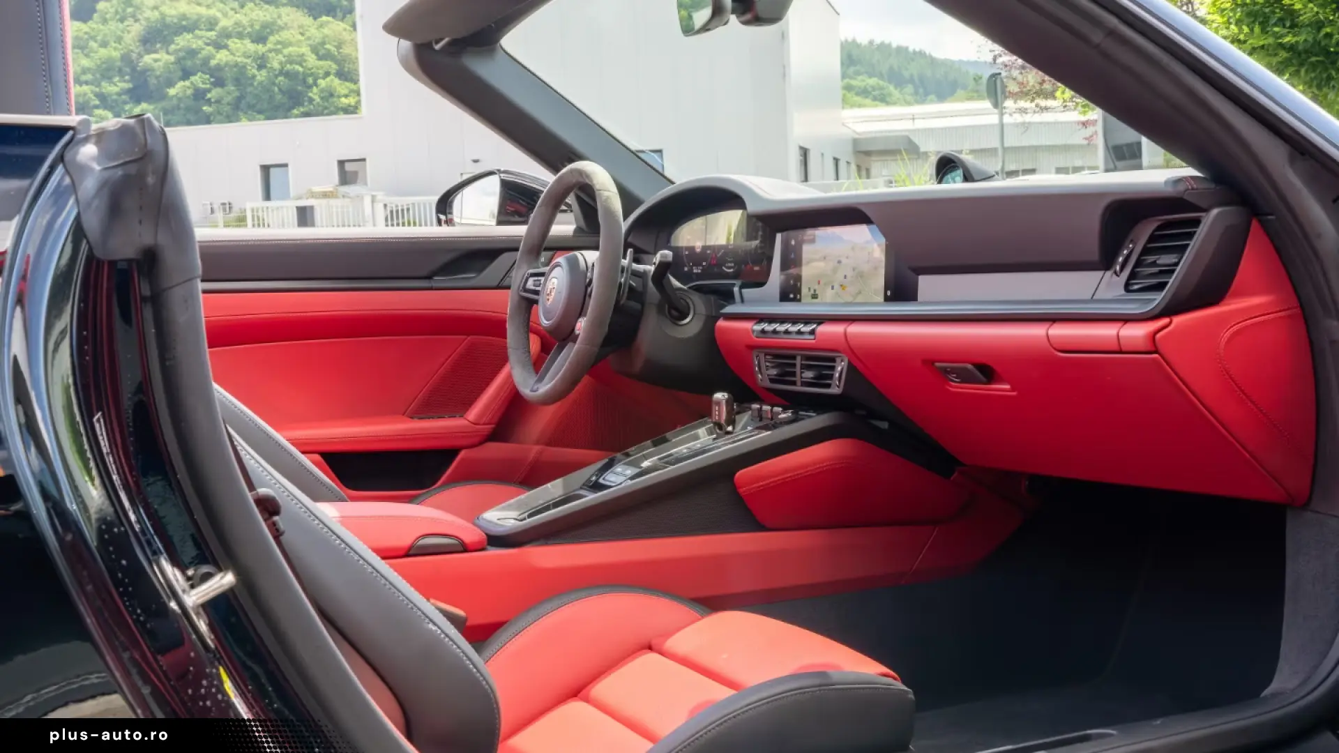 orsche 992 Carrera 4 GTS Cabriolet Chrono Sport