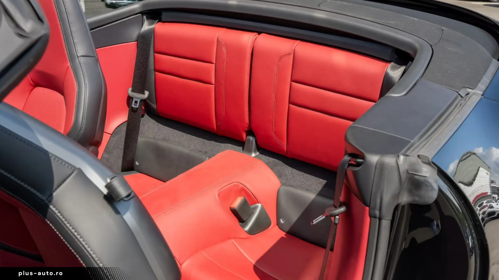 orsche 992 Carrera 4 GTS Cabriolet Chrono Sport