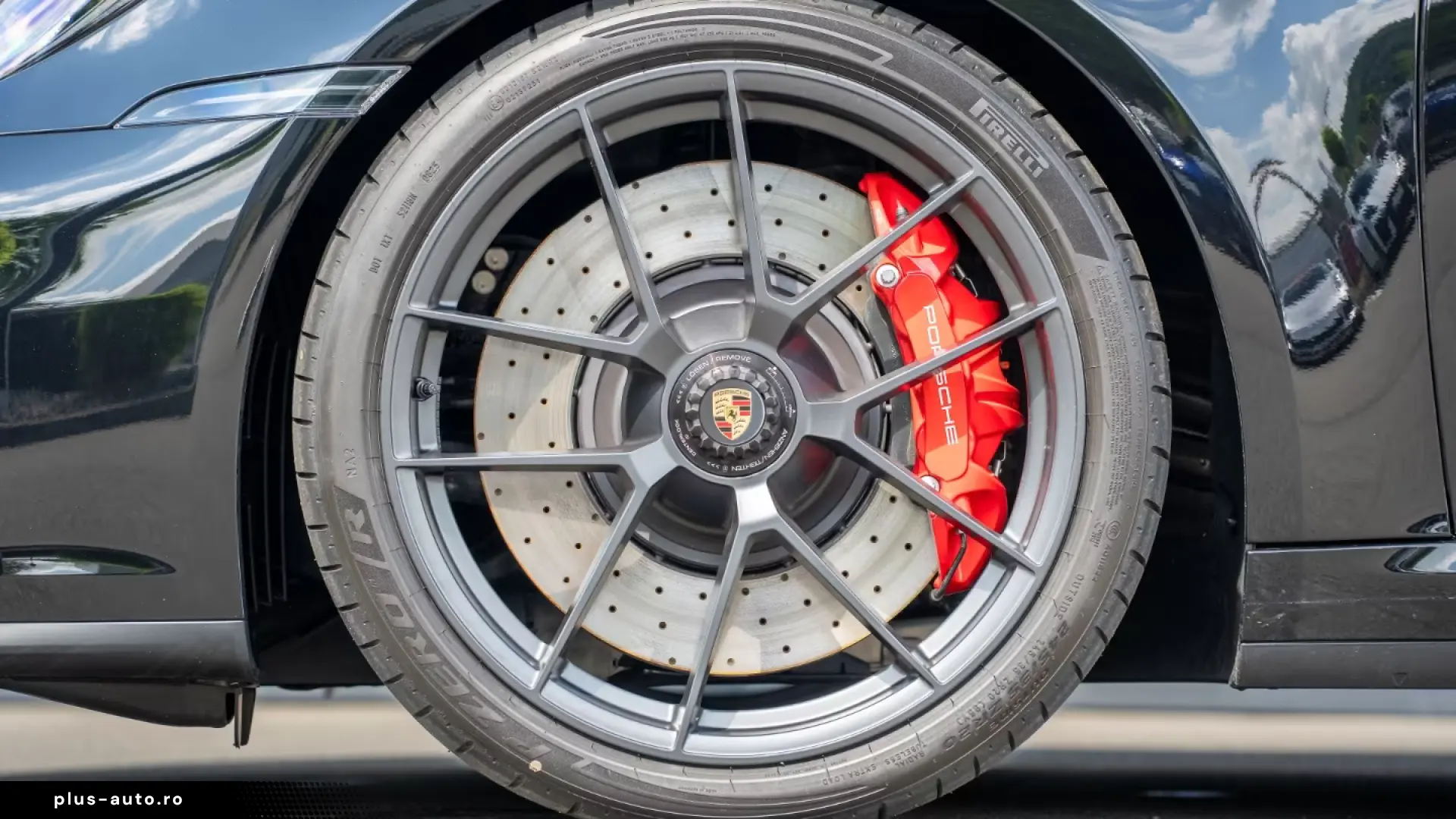 orsche 992 Carrera 4 GTS Cabriolet Chrono Sport