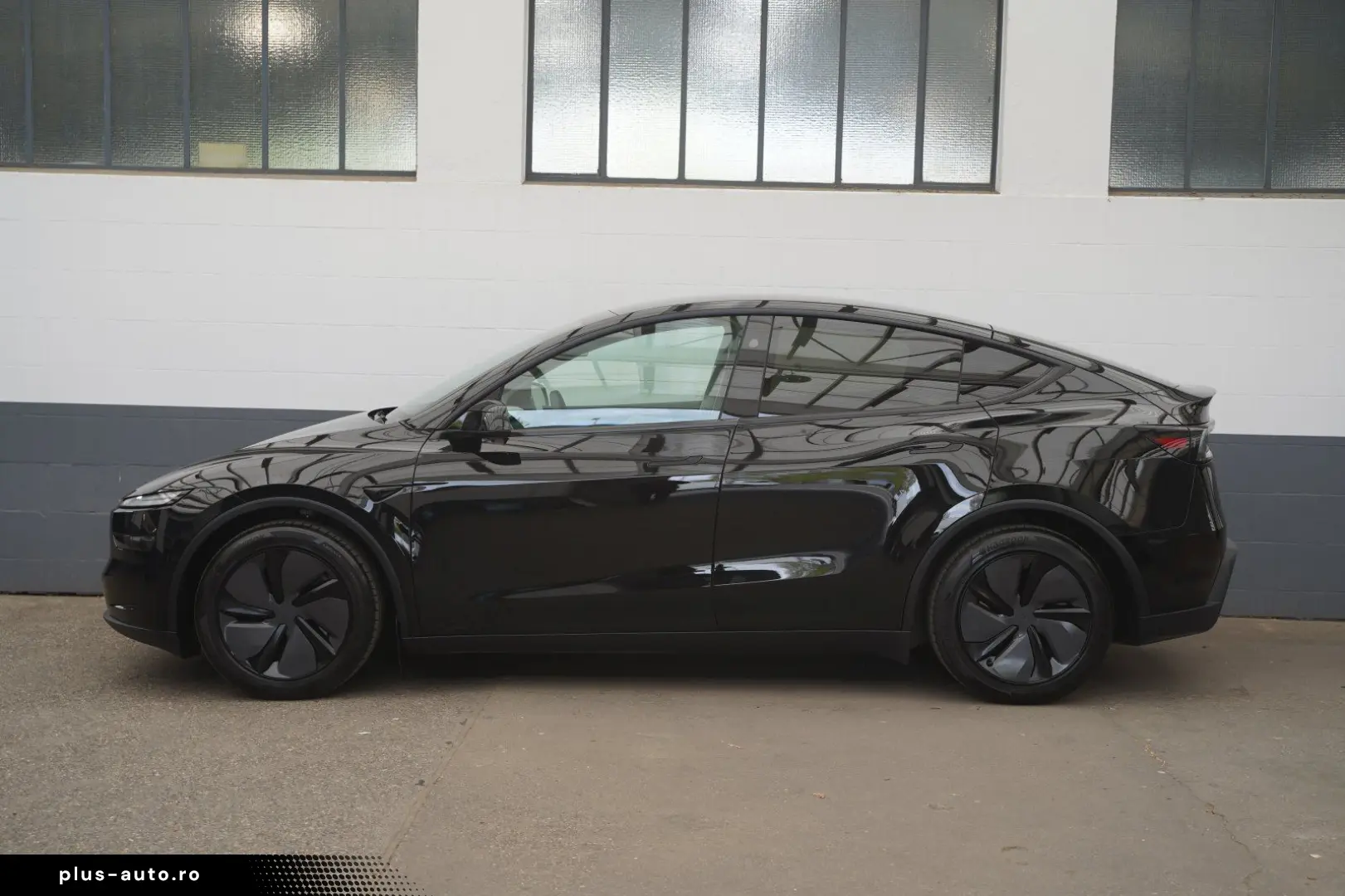 TESLA Model Y Premium Long Range Juniper AWD   innen w