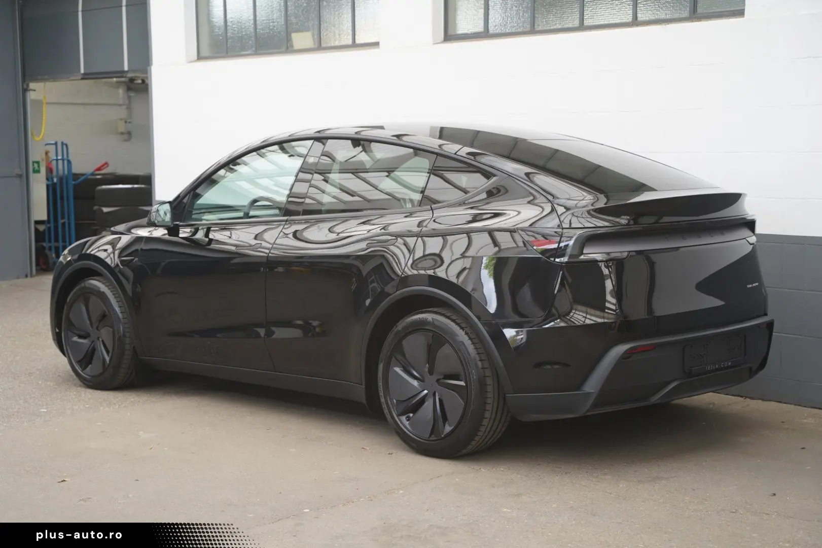 TESLA Model Y Premium Long Range Juniper AWD   innen w