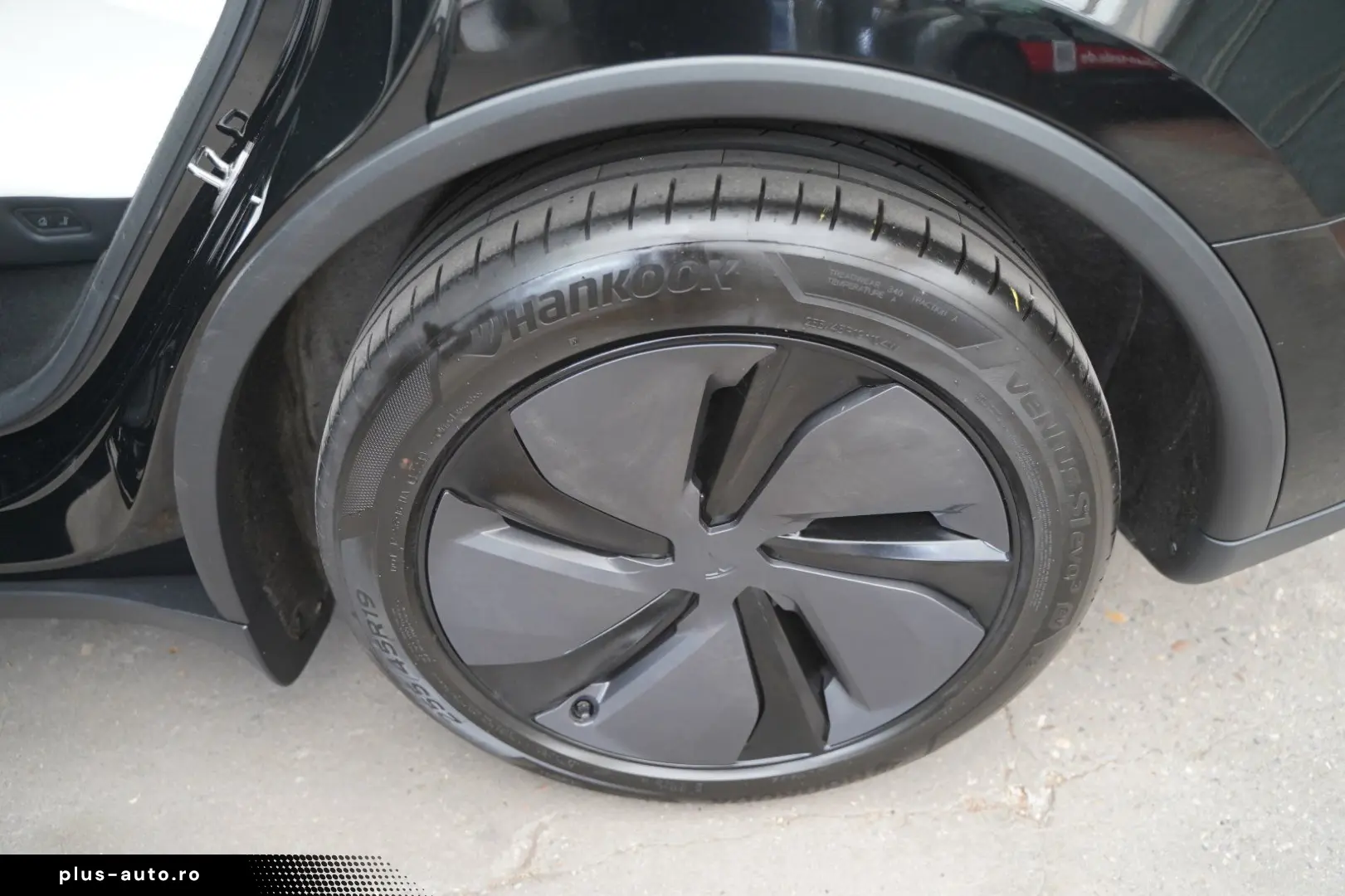 TESLA Model Y Premium Long Range Juniper AWD   innen w