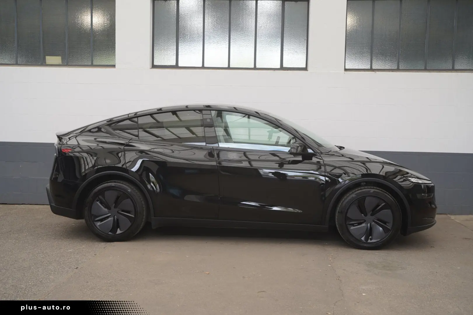 TESLA Model Y Premium Long Range Juniper AWD   innen w