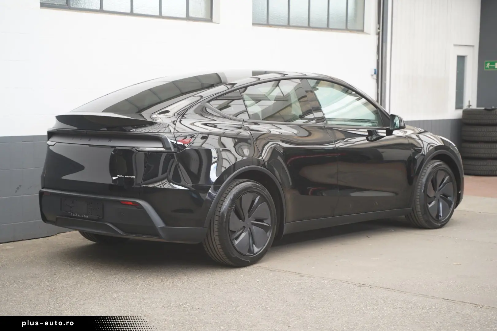 TESLA Model Y Premium Long Range Juniper AWD   innen w