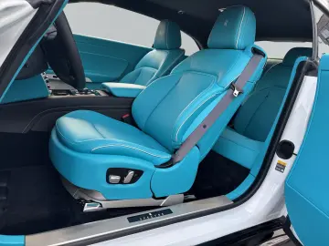 Rolls-Royce Spectre  White Tiffany Blue
