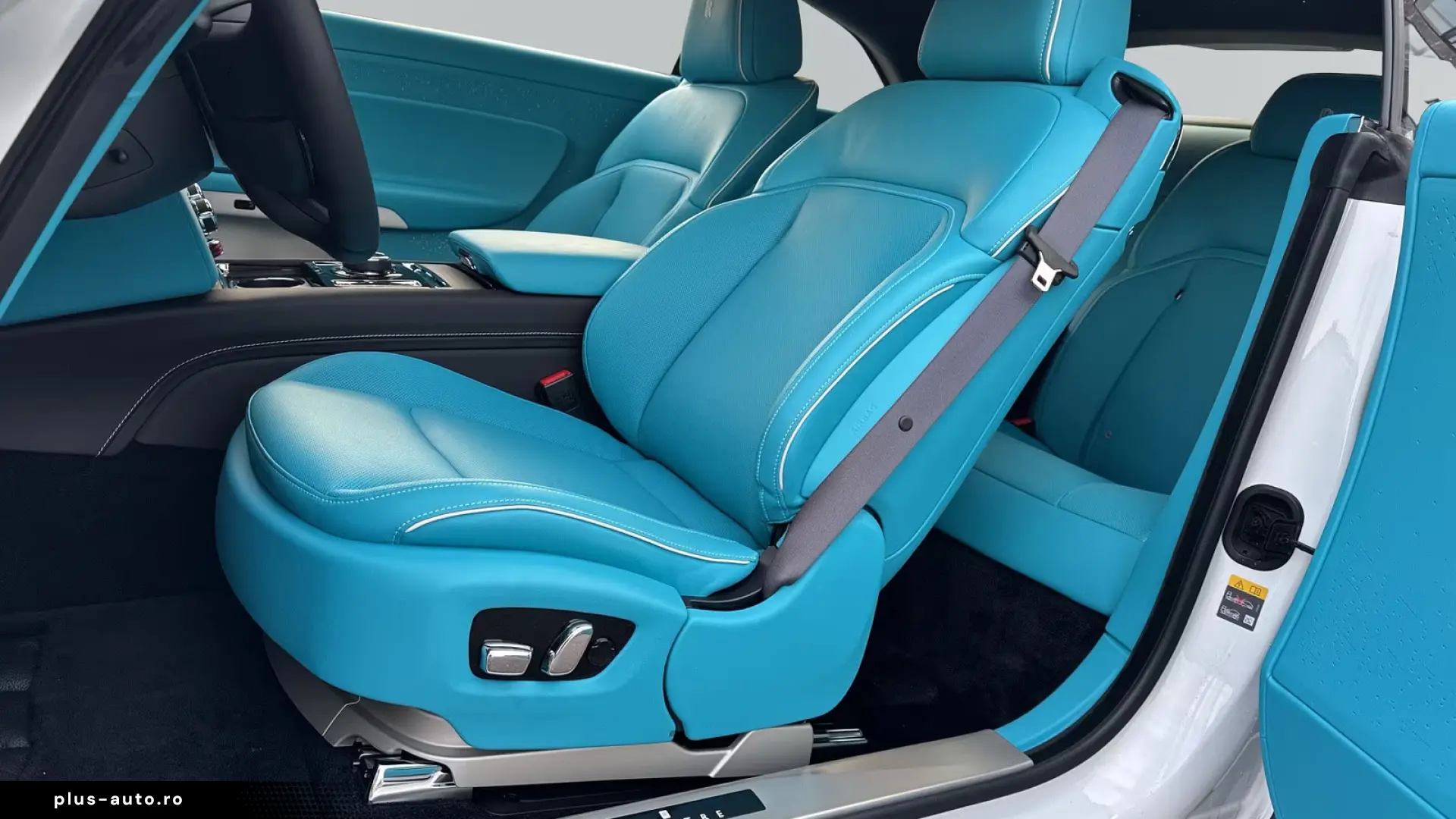 Rolls-Royce Spectre  White Tiffany Blue