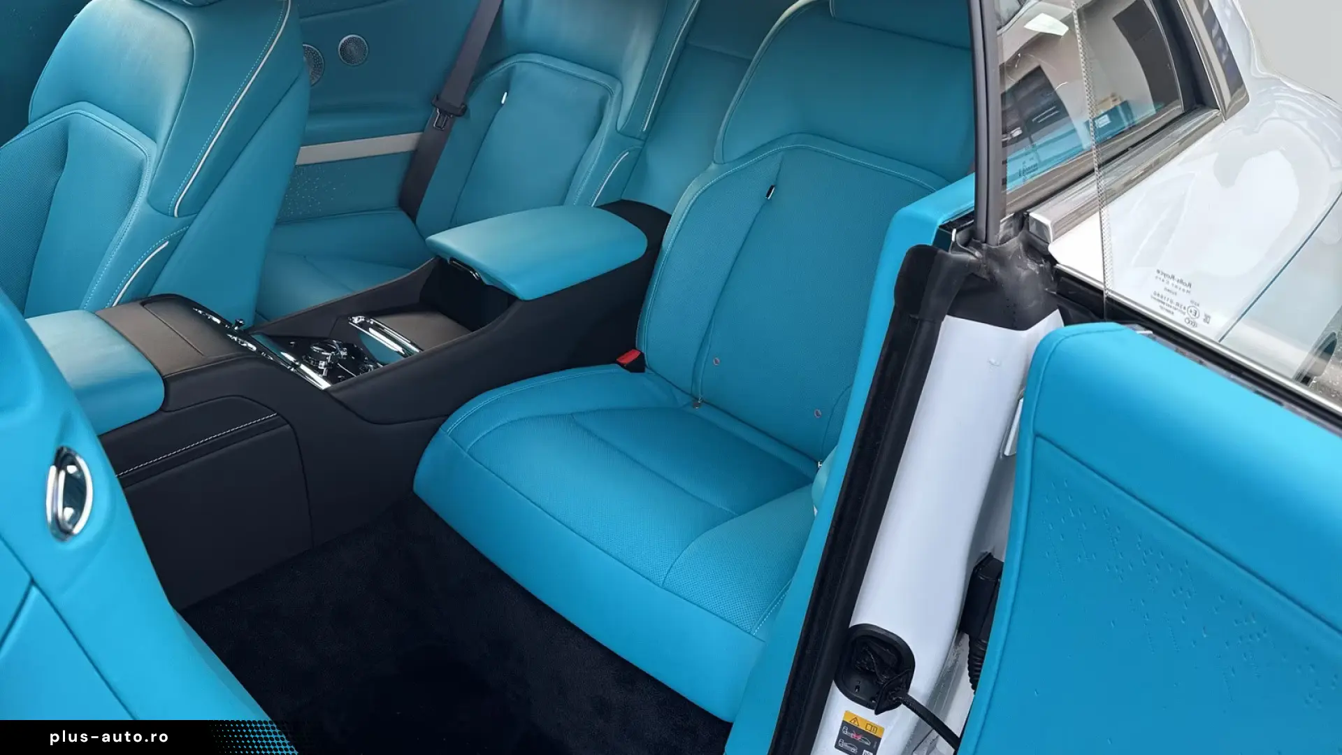 Rolls-Royce Spectre  White Tiffany Blue