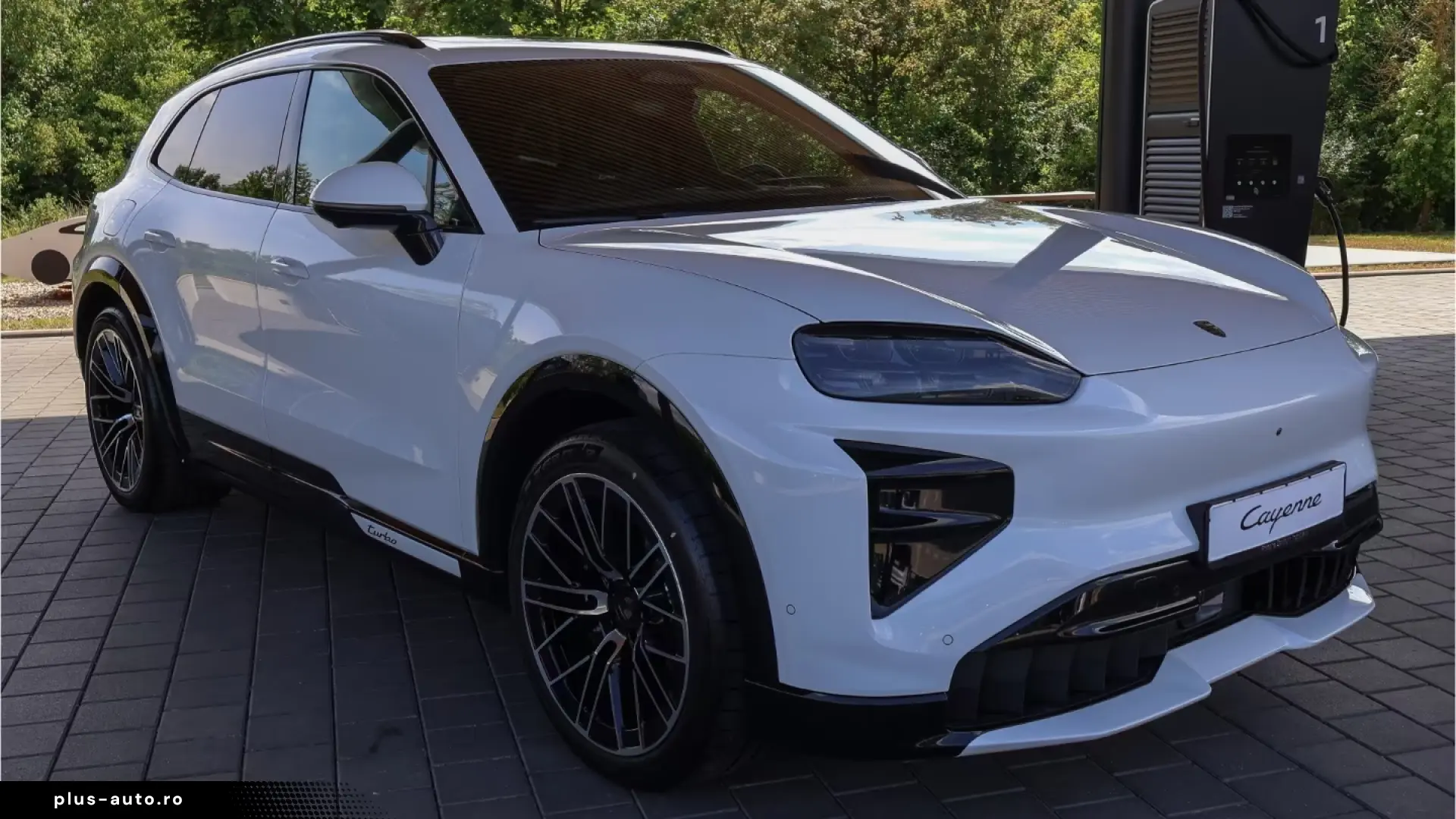 Porsche Cayenne Turbo Electric passenger display Panorama