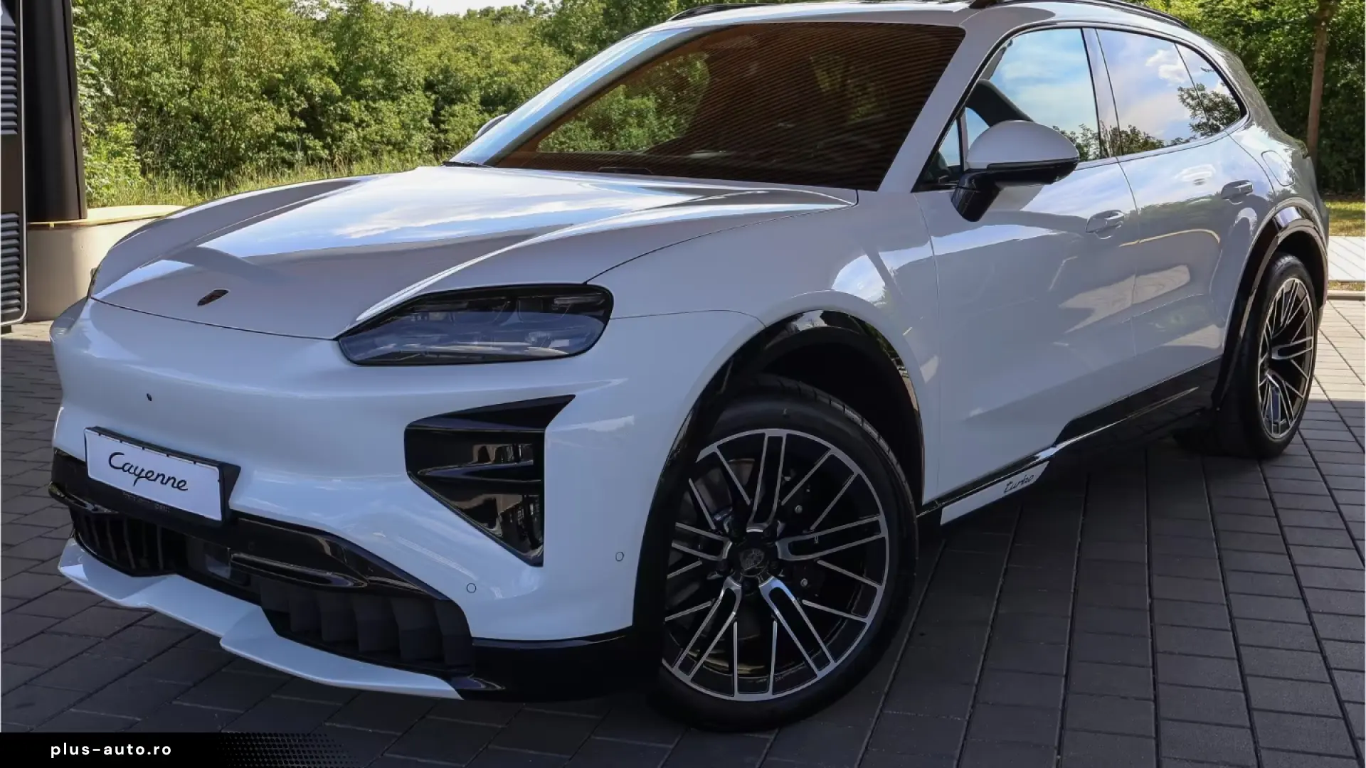Porsche Cayenne Turbo Electric passenger display Panorama