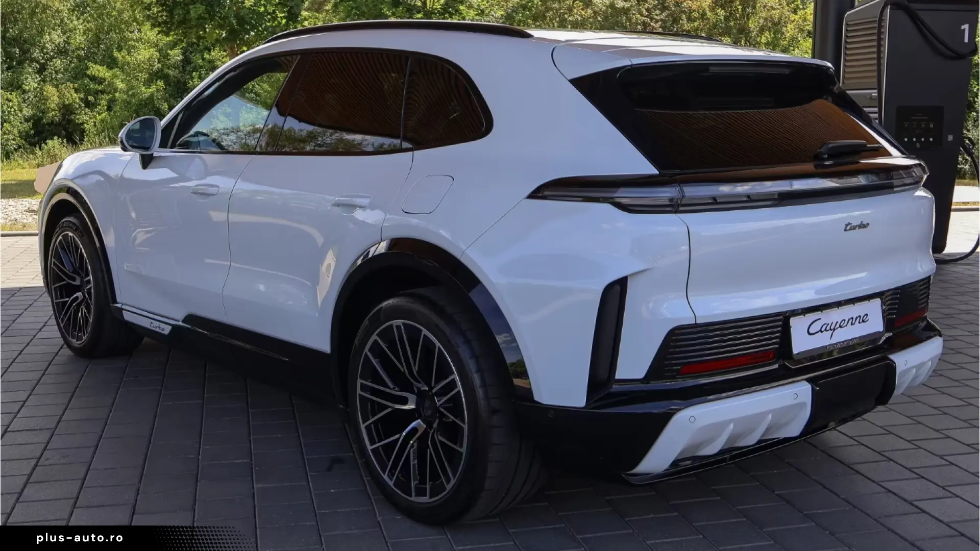 Porsche Cayenne Turbo Electric passenger display Panorama