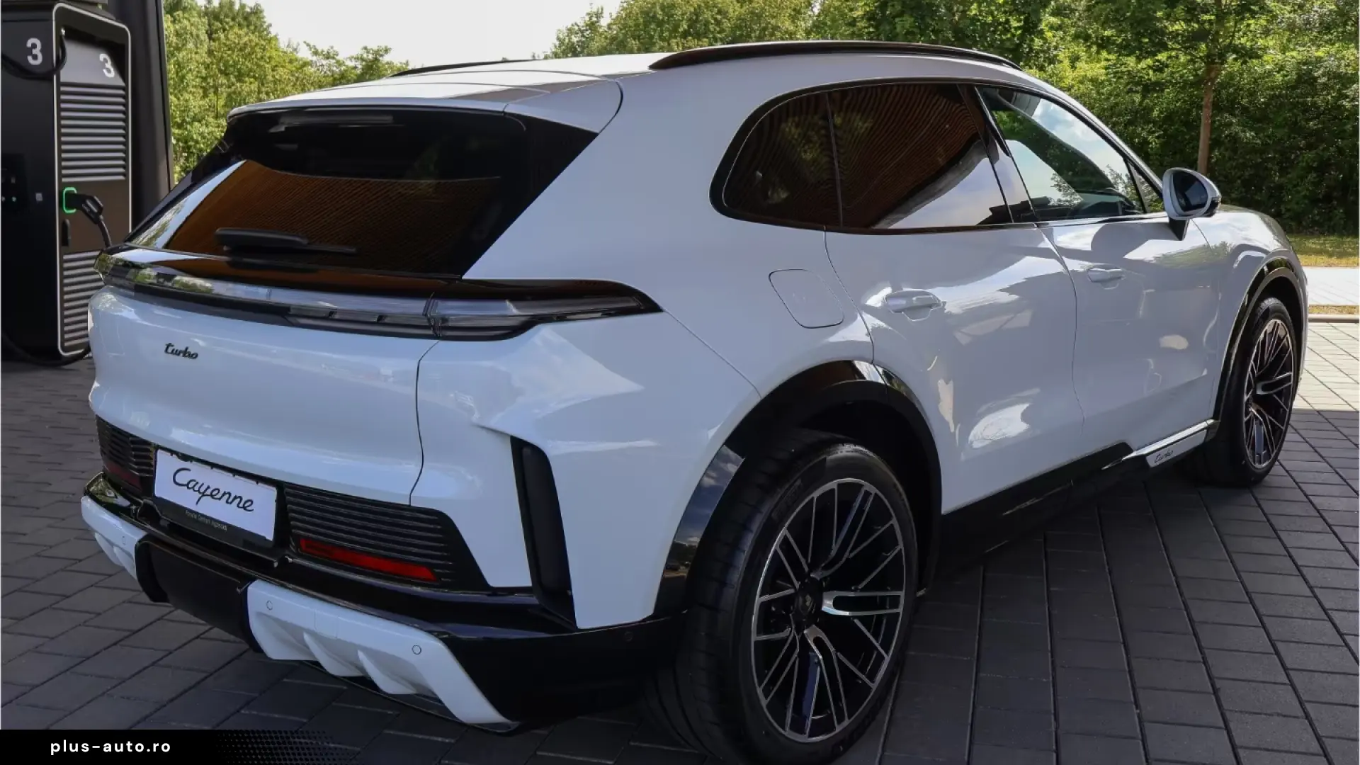 Porsche Cayenne Turbo Electric passenger display Panorama