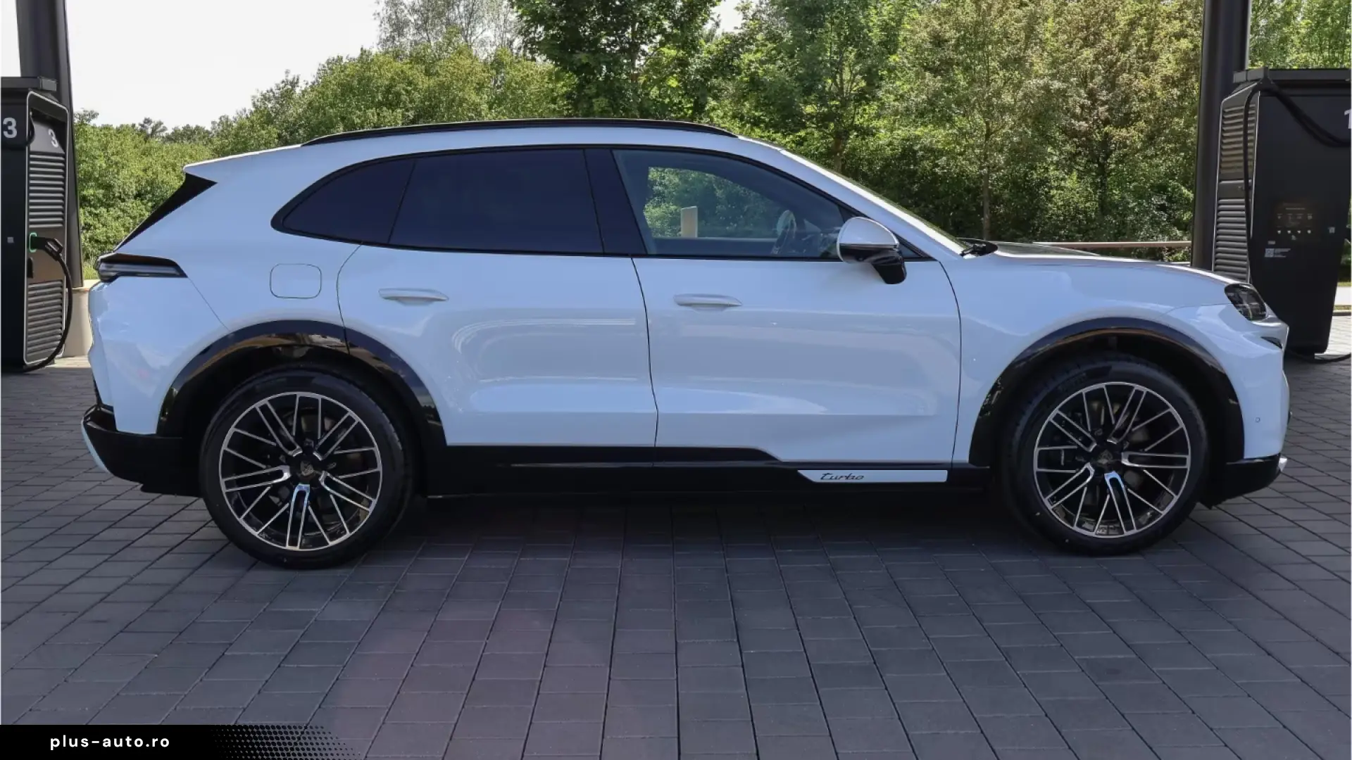Porsche Cayenne Turbo Electric passenger display Panorama