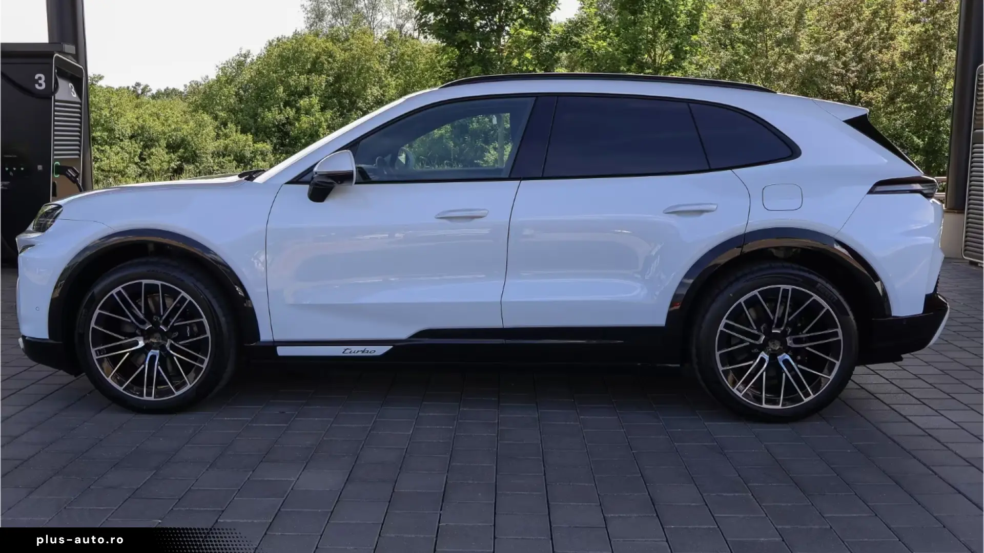 Porsche Cayenne Turbo Electric passenger display Panorama