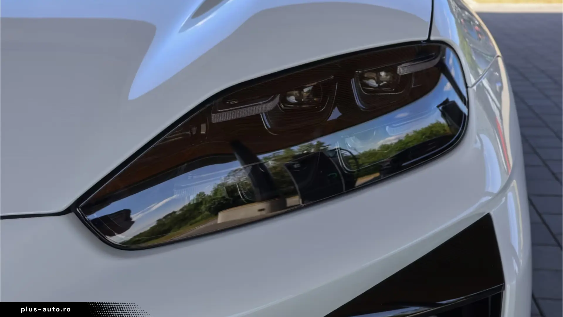 Porsche Cayenne Turbo Electric passenger display Panorama