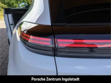 Porsche Cayenne Turbo Electric passenger display Panorama