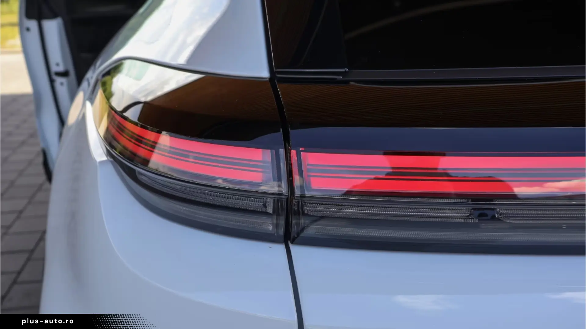 Porsche Cayenne Turbo Electric passenger display Panorama