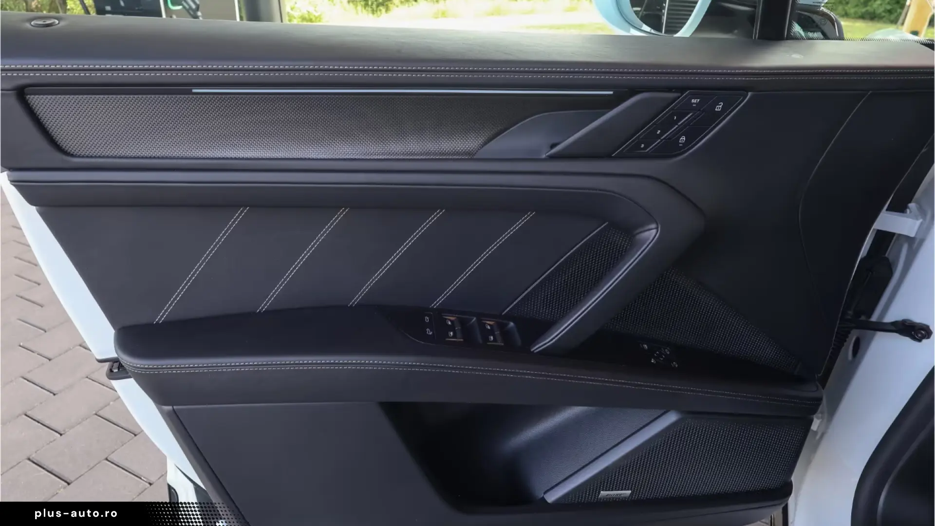 Porsche Cayenne Turbo Electric passenger display Panorama