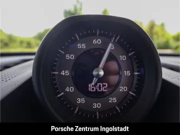 Porsche Cayenne Turbo Electric passenger display Panorama
