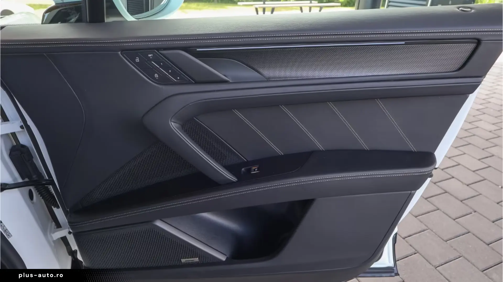 Porsche Cayenne Turbo Electric passenger display Panorama