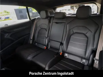 Porsche Cayenne Turbo Electric passenger display Panorama