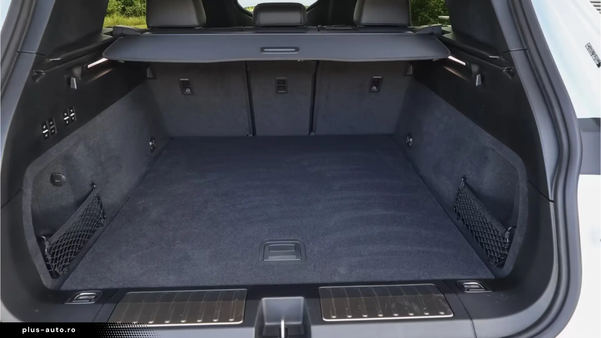 Porsche Cayenne Turbo Electric passenger display Panorama