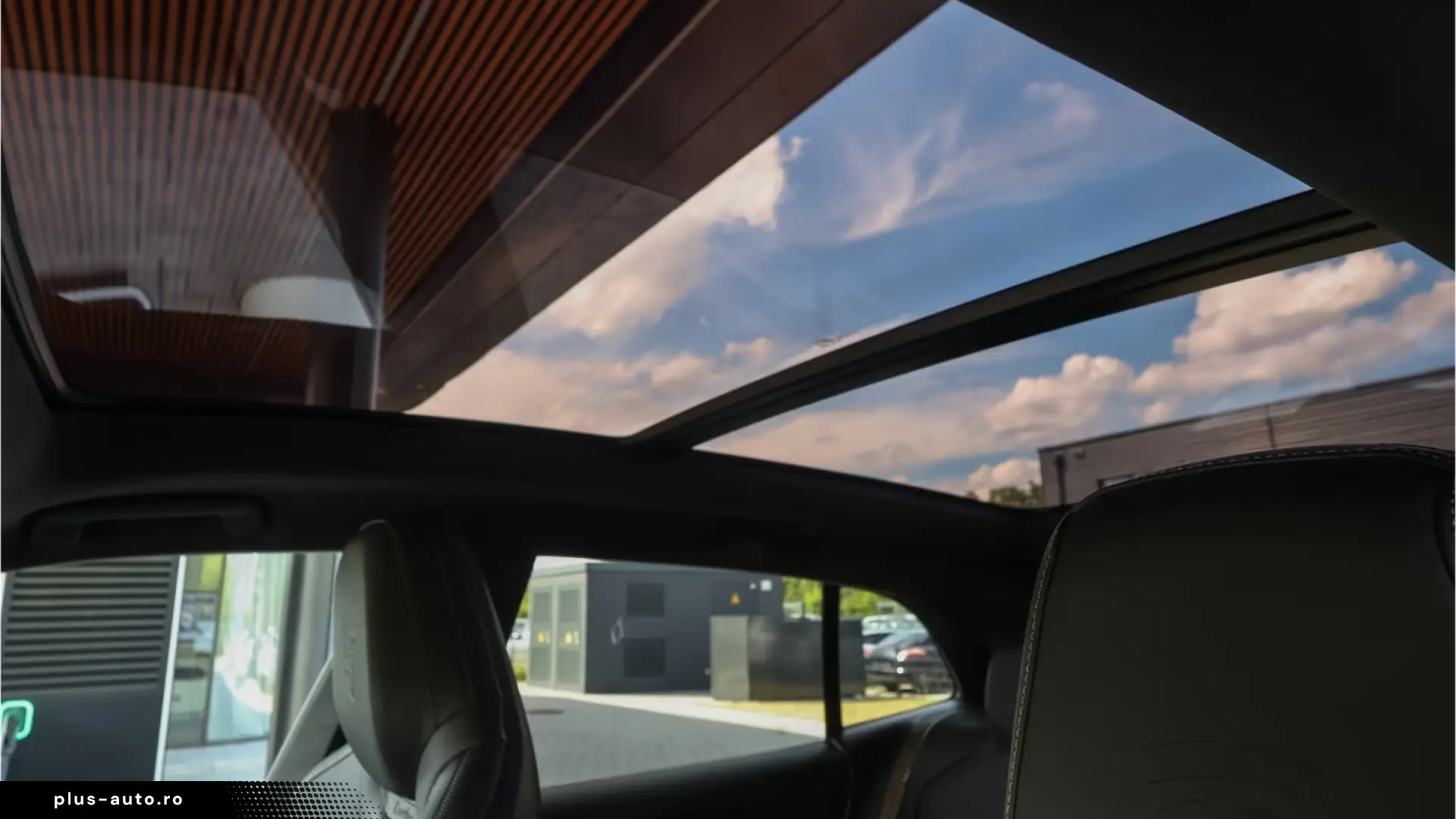 Porsche Cayenne Turbo Electric passenger display Panorama