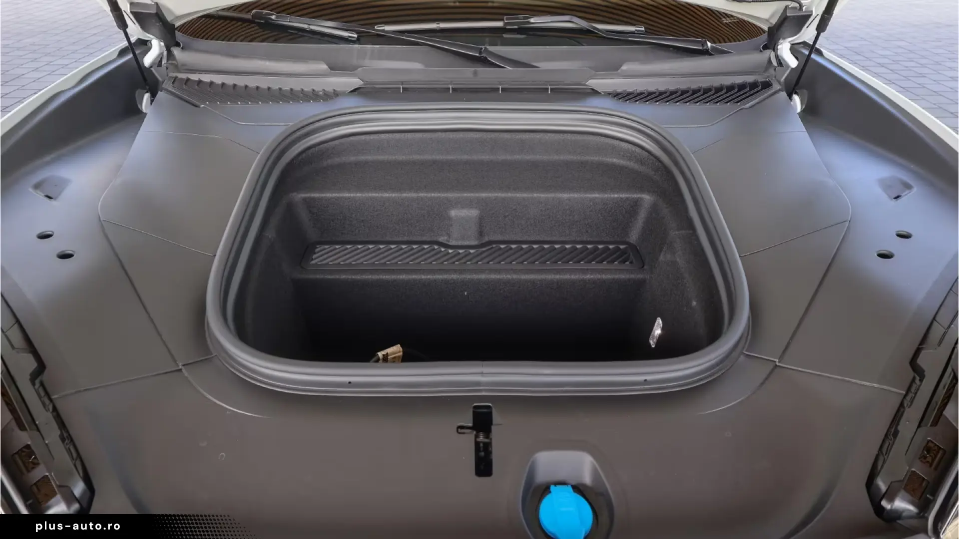 Porsche Cayenne Turbo Electric passenger display Panorama