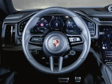Porsche Cayenne Electric Panoramic Roof AHK Sport Chrono