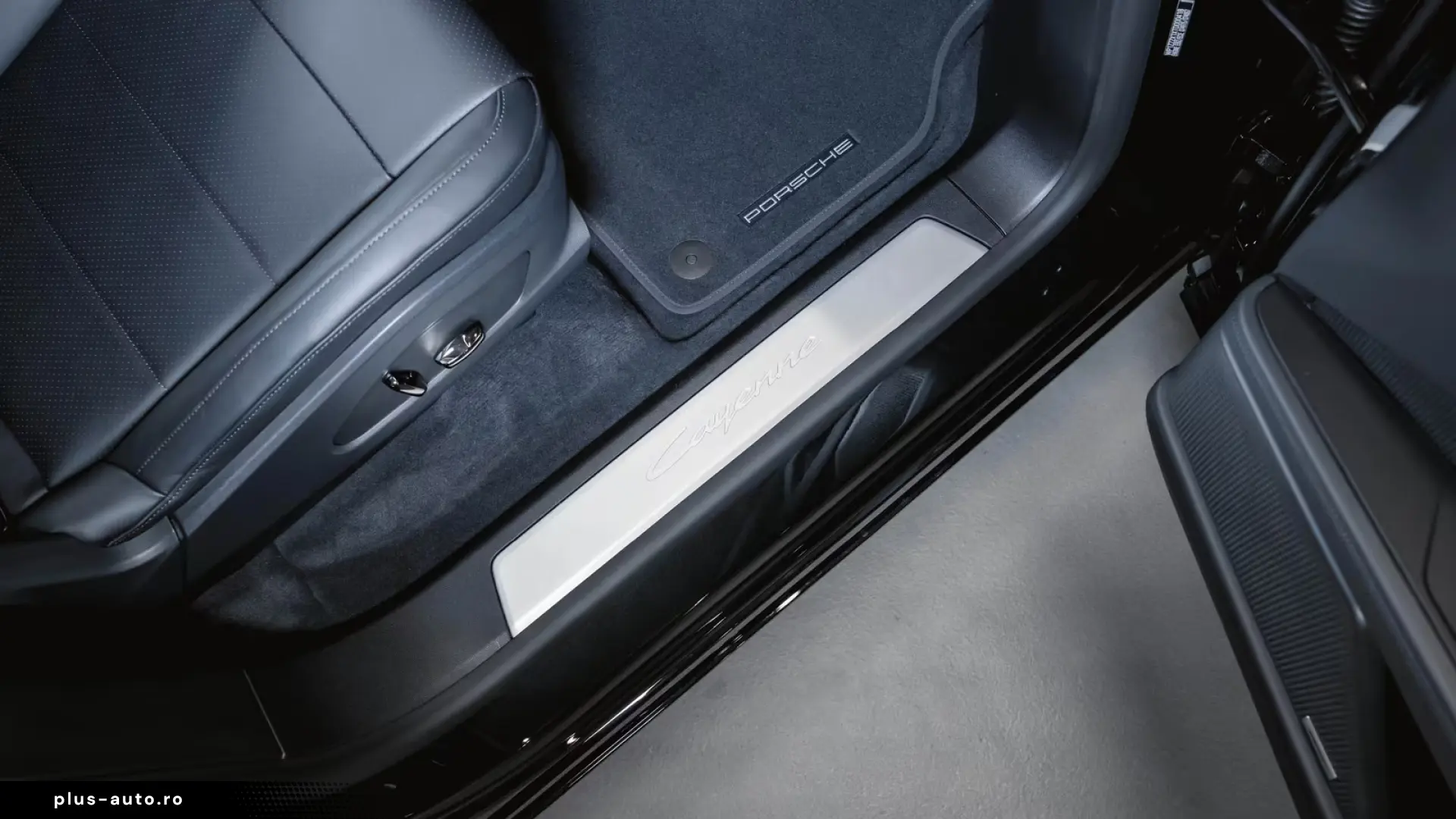 Porsche Cayenne Electric Panoramic Roof AHK Sport Chrono