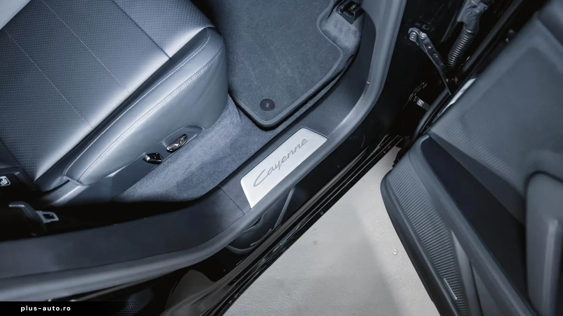 Porsche Cayenne Electric Panoramic Roof AHK Sport Chrono