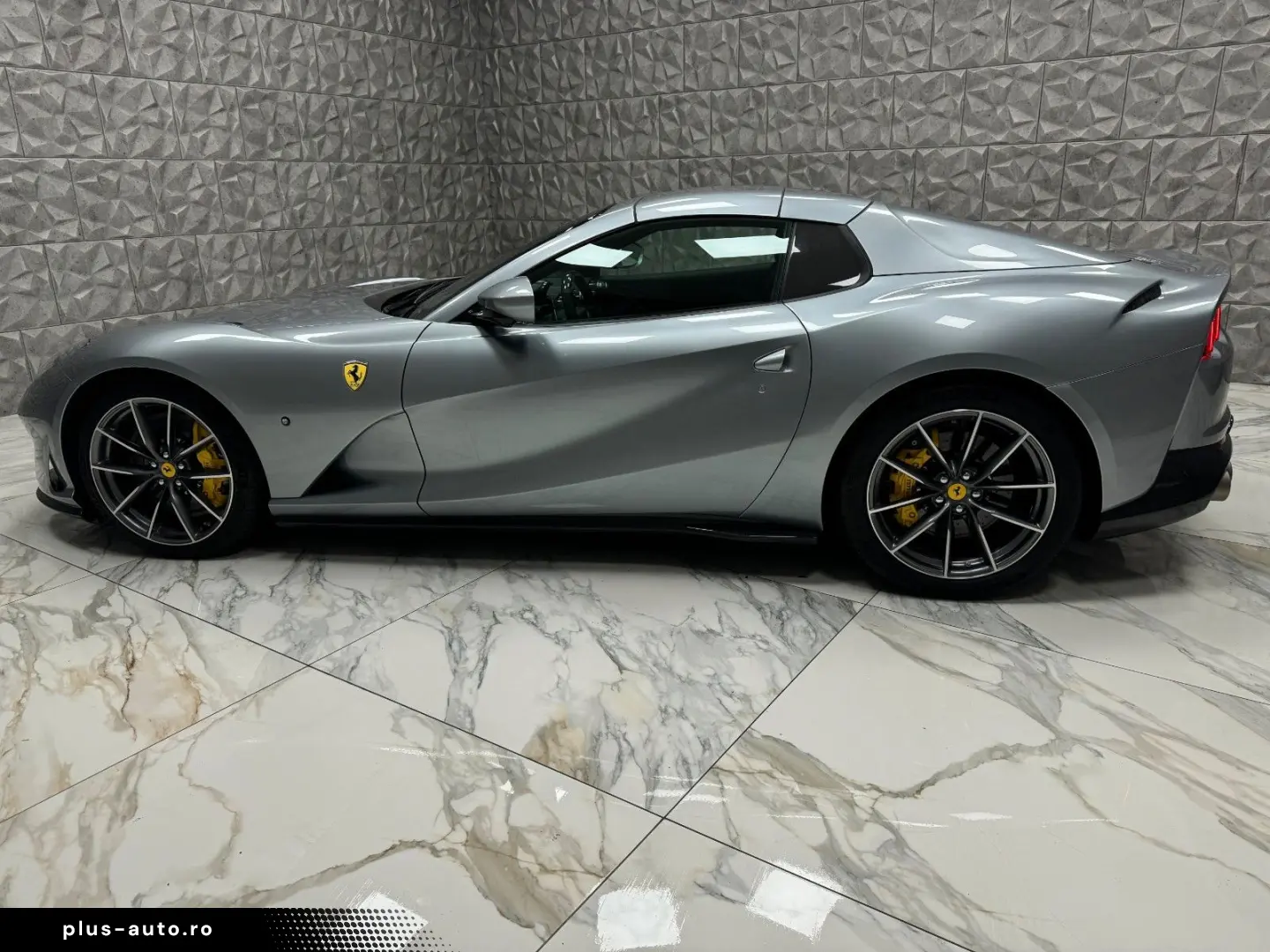 FERRARI 812 GTS -V12   CARBON-LIFT-CAMERA